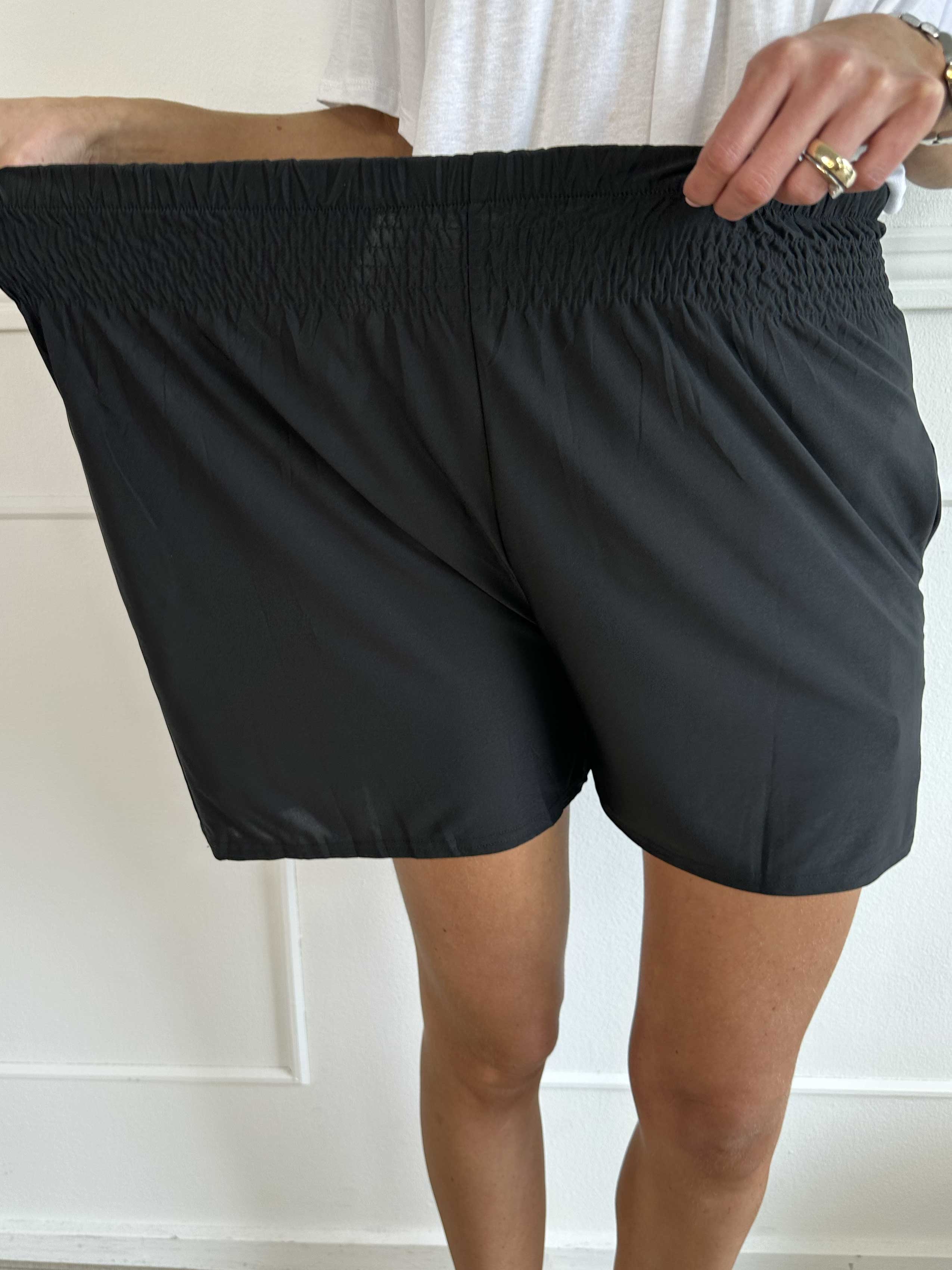 Pams Plain Shorts - Shorts i stretchigt tyg med resår i nederkanten